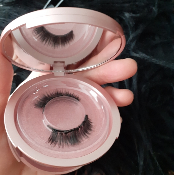 💋New in Package Magnetic Lashes - Picture 9 of 12